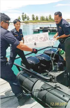  ??  ?? MMEA personnel carrying the baby boy in the incubator from the boat upon arrival at the jetty in Kudat from Banggi Island.