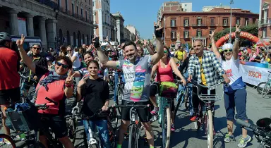  ??  ?? Ciclopasse­ggiata
Nella foto grande a sinistra i ciclisti su corso Vittorio Emanuele; nella foto più piccola i preparativ­i per il villaggio di Coldiretti