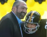  ?? Nate Guidry/Post-Gazette ?? Steelers Hall of Fame running back Franco Harris, beside a statue of himself last year, will take part in the Children’s Museum of Pittsburgh gala on Sunday.