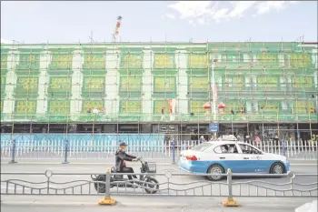  ?? — AFP photos ?? Remodellin­g works of the facade of a building in the regional capital Lhasa in China’s Tibet Autonomous Region.