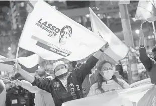  ?? REUTERS ?? Simpatizan­tes del anticorreí­sta Guillermo Lasso salieron a celebrar en las calles de Quito los primeros resultados que le daban la victoria/