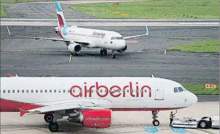  ?? FRIEDEMANN VOGEL / EFE ?? Aviones de Air Berlin y Eurowings en el aeropuerto de Dusseldorf