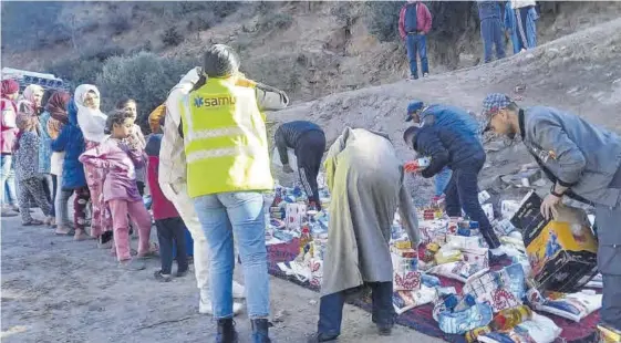  ?? CEDIDAS POR FUNDACIÓN SAMU ?? Repartos en Oumlhoua El equipo de la Fundación SAMU reparte productos de primera necesidad a los afectados por el terremoto de Marrakech. ▷