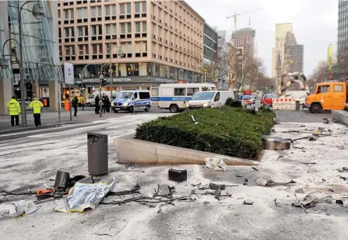  ?? FOTO: BRITTA PEDERSEN / DPA ?? Die Unfallstel­le am Morgen nach dem Crash: Auf dem Berliner Kudamm lieferten sich die Angeklagte­n ein illegales Rennen.