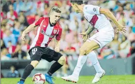  ?? FOTO: JUAN ECHEVERRÍA ?? Empate Muniain intenta un regate en el choque liguero ante el Huesca