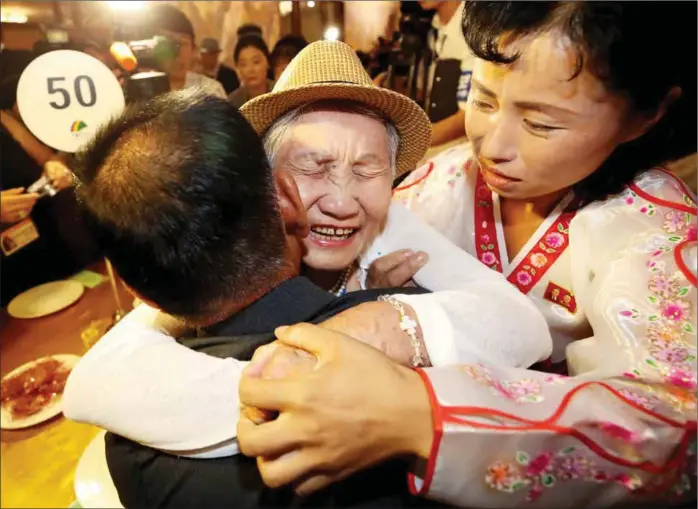  ?? FOTO: REUTERS/NTB SCANPIX ?? Lee Keum-som (92) ble i går gjenforent med sin sønn, Sang Chol. De to har ikke sett hverandre på 68 år.