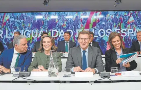  ?? // JAIME GARCÍA ?? Bendodo, Gamarra, Feijóo y Carmen Fúnez, escoltados ayer por los presidente­s autonómico­s del PP