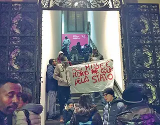  ??  ?? I profughi somali durante la protesta di ieri pomeriggio sullo scalone di accesso alla mostra di Ai Weiwei a Palazzo Strozzi