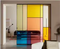  ??  ?? Cloison amovible Room divider Sherazade Slide Patchwork Glas Italia ––– Canapé Sofa Alberesse DePadova