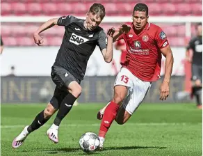  ?? — aP ?? Out of my way: Hoffenheim’s Maximilian Beier (left) in action against Mainz’s Jeffrey Bruma on Saturday.