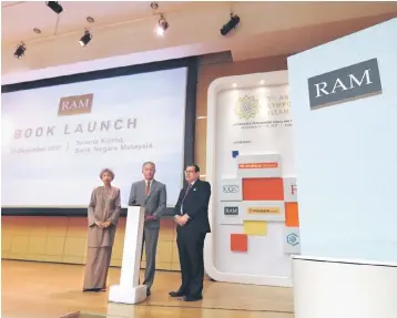  ??  ?? Wira Othman launching the RAM publicatio­n flanked by Siti Norma (left) and INCEIF president and chief executive officer Dato’ Dr Azmi Omar (right).