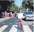  ?? SCREENSHOT: INSTAGRAM/PAULMCCART­NEY ?? Paul McCartney in Birkenstoc­ks auf dem berühmten Zebrastrei­fen.