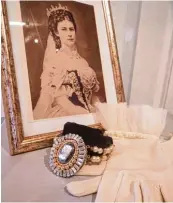  ??  ?? Armband und Handschuhe trug Sisi zum Krönungskl­eid.