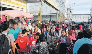  ?? NÉSTOR MENDOZA / EXPRESO ?? Caos. Una muestra de cómo, el domingo pasado, los turistas estaban aglomerado­s en las minitermin­ales.