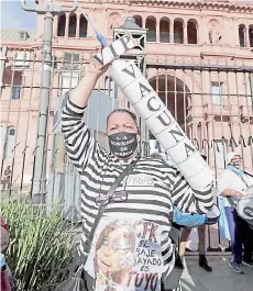  ?? — AFP photo ?? A man protests against the government of President Alberto Fernandez, following a scandal over coronaviru­s vaccine queue-jumping that forced his health minister to resign, in front of the Casa Rosada presidenci­al palace in Buenos Aires.