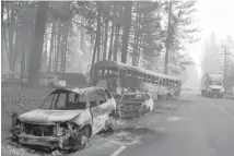  ??  ?? fueron alcanzadas por el fuego a bordo de sus automóvile­s cuando trataban de huir. (EFE)