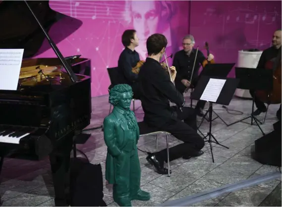  ?? INA FASSBENDER/AFP. ?? Un homenaje a Beethoven con inteligenc­ia artificial en su natal Bonn (Alemania).