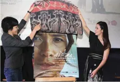  ?? FEDRIK TARIGAN/JAWA POS ?? WELCOME HOME: Sutradara Mouly Surya (kiri) dan Marsha Timothy membuka selubung poster film Marlina si Pembunuh dalam Empat Babak di CGV Grand Indonesia, Jakarta, kemarin.