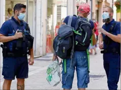  ?? (Photo Dominique Leriche) ?? S’ils ont jusqu’ici donné dans la pédagogie, les policiers municipaux pourraient rapidement sévir afin de faire respecter l’obligation de porter le masque partout dans Toulon.