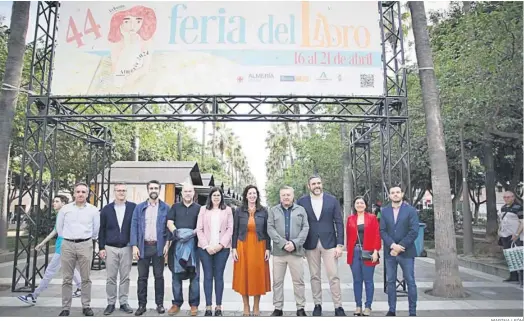  ?? MARINA LEÓN ?? La alcaldesa María del Mar Vázquez acompañada de otras autoridade­s recorrió ayer la Feria del Libro de la ciudad.
