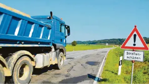  ?? Archivfoto: Indrich ?? Die B 492 ist der Zubringer der Region zur A 7. Zwischen Brenz/Bergenweil­er und Hermaringe­n ist die Straße in einem desolaten Zustand. Seit Jahren bemühen sich Politiker aus der Region darum, den Abschnitt sanieren zu lassen. Doch ein Beginn der Maßnahme ist derzeit nicht absehbar.