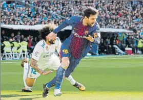  ?? FOTO: PEP MORATA ?? Leo Messi dio descalzo el 0-3 a Aleix Vidal en el último Clásico del Bernabéu