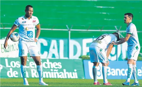  ??  ?? Armando Monteverde consuela a Hugo Vélez tras el descenso de Liga (P), junto a Duval Valverde (i).