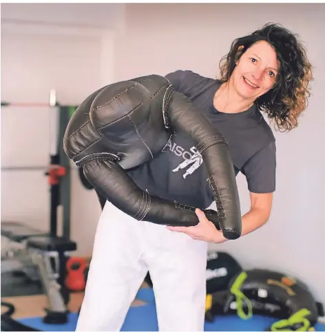  ?? RP-FOTO: ACHIM BLAZY ?? Nicole Püchel, hier mit einer Judo-Übungspupp­e, führt selbst Zoom-Kurse durch.