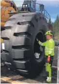  ?? FOTO: JARL E. BERGET, VIANOR GRIMSTAD ?? DE NYE DEKKENE: Denye hjullaster­dekkene har godt med mønster å slite på.