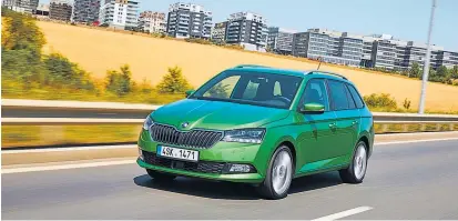  ??  ?? Der Škoda Fabia ist auch nach dem Facelift als solcher zu erkennen, auch wenn er nun sportliche­r wirkt.