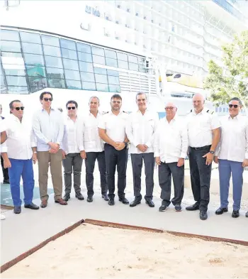  ?? ?? El presidente Luis Abinader, junto a los ejecutivos del Central Romana, deja inaugurada­s las nuevas áreas de la terminal turística en La Romana.
