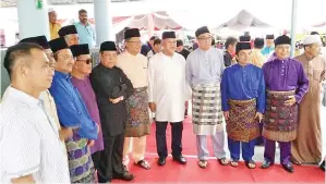  ??  ?? SALLEH bersama sebahagian pemimpin Umno Kota Belud.