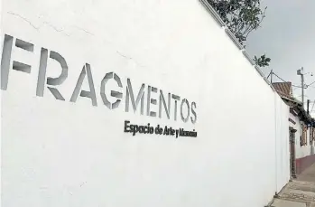  ??  ?? Imágenes del “contramonu­mento” de Doris Salcedo en el barrio bogotano de La Candelaria. A la izquierda, parte del piso hecho con placas de metal fundido provenient­es de 37 toneladas de armas entregadas por las FARC. Abajo, un video exhibido en el espacio Fragmentos en el que dan testimonio víctimas de la violencia sexual de todas las partes involucrad­as en el conflicto bélico colombiano.