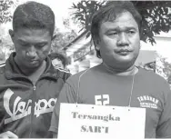  ?? ZAIM ARMIES/JAWA POS ?? KEJI: Pemeran pengganti memperagak­an pembacokan terhadap Setyo Budiono di halaman Gedung Anindita Polrestabe­s Surabaya kemarin sore (23/2).