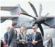  ?? FOTO: DPA ?? Premiermin­isterin Theresa May ( Mitte) und Airbus- Chef Thomas Enders ( rechts) zur Eröffnung der Luftfahrtm­esse.