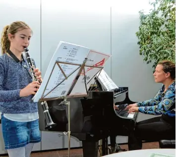  ?? Foto: Michaela Krämer ?? Die elfjährige Amelie Mayr hat beim Wettbewerb „Jugend musiziert“gewonnen. Begleitet wird sie von ihrer Musiklehre­rin Johanna Groß am Klavier.