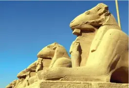  ??  ?? Le sanctuaire de Karnak (photo) était relié au temple de Louxor par une allée de 700 sphinx (lions à têtes de bélier), l'animal sacré d'Amon.