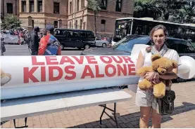  ?? ?? ONE of the parents who protested outside the Gauteng High Court in Pretoria. | AFRICAN NEWS AGENCY (ANA)