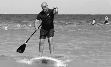  ?? Foto: A. García ?? Auf und im Meer kann man viel Sport treiben, wie zum Beispiel Stand-Up-Paddle.