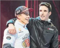  ??  ?? Su hermano Alex, a pesar de sus compromiso­s como piloto de Moto2, no se perdió una cita teñida con el rojo y el #93