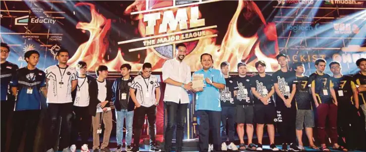  ??  ?? IQBAL (lapan dari kiri) dan Ketua Pegawai Eksekutif Malaysia Convention dan Exhibition Bureau Datuk Zulkefli Sharif bertukar cenderahat­i selepas merasmikan kejuaraan Dota 2 The Major League, semalam.