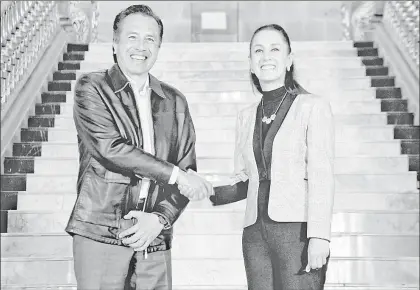  ?? ?? La mandataria capitalina, Claudia Sheinbaum, y el gobernador de Veracruz, Cuitláhuac García, se reunieron en el Antiguo Palacio del Ayuntamien­to. Foto La Jornada