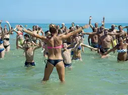  ??  ?? Per chi non vuole trascorrer­e la giornata steso al sole senza far niente ci sono le lezioni di ginnastica in acqua