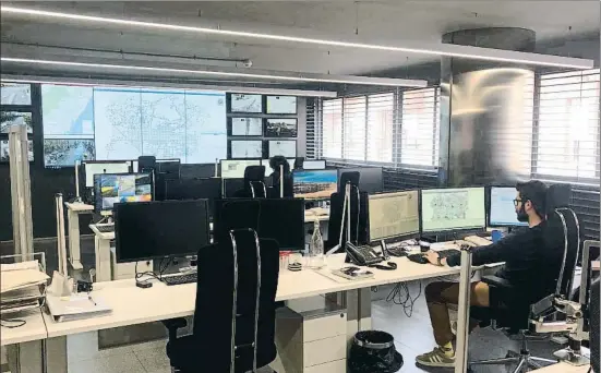  ?? AJUNTAMENT DE BARCELONA ?? Retén mínimo. En la sala de pantallas del edificio municipal de Torrent de l’olla trabajan pocos operadores presencial­mente