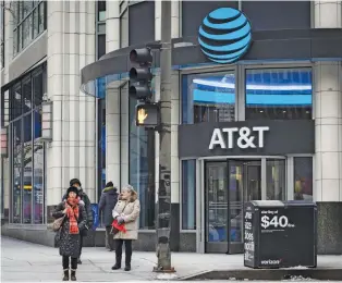  ?? ?? Mantenerse en medios y telecomuni­caciones a la vez debilitaba a AT&T, creen en el mercado.