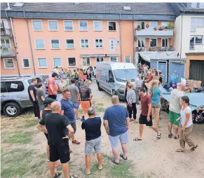  ?? FOTO: UWE MISERIUS ?? Zeltlager-Unglück in Frankreich: In Wiesdorf rollte die Welle Hilfsberei­tschaft an der Hilfsgüter-Sammelstel­le an.