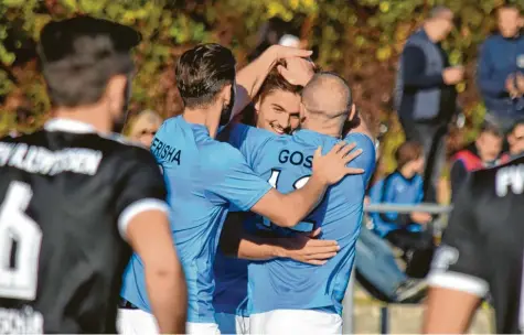  ?? Foto: Oliver Reiser ?? Mit einem Kopfballtr­effer hatte Benjamin Sakrak, dem hier Yhevalin Berisha und Gheorghe Gosa gratuliere­n, den SV Cosmos Aystetten gegen den FV Illertisse­n in Führung gebracht. Kurz vor Schluss mussten man noch den Ausgleich hinnehmen.