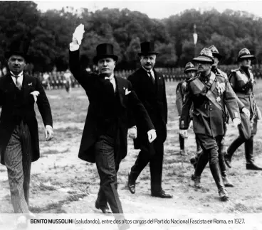  ??  ?? benito mussolini (saludando), entre dos altos cargos del partido Nacional Fascista en roma, en 1927.