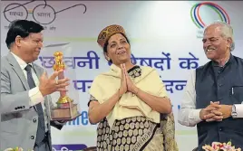  ?? RAVI KUMAR/HT ?? Defence minister Nirmala Sitharaman being welcomed during a programme in Kasauli on Saturday.