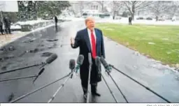  ?? JIM LO SCALZO / EFE ?? Donald Trump, ante los medios ayer, en el exterior de la Casa Blanca.